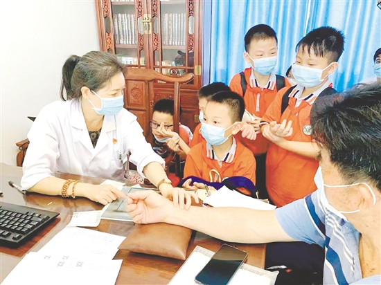 “五邑小郎中”学习中医把脉。