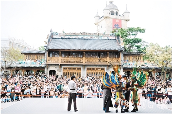 赤坎华侨古镇日超50场精彩演出让游客乐不思蜀。