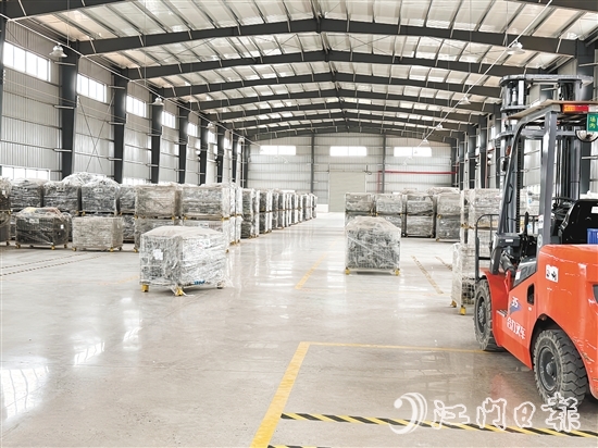 桥新村主动联合其他村，投入约210万元合作建设2000平方米现代化标准厂房。