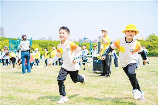 学生在长廊生态园开展研学活动。 学生在长廊生态园开展研学活动。