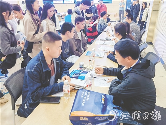 双选会现场气氛热烈,学子们积极与企业代表沟通交流。 双选会现场气氛热烈,学子们积极与企业代表沟通交流。