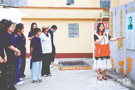 港澳学子们到吴有恒故居参观学习。 港澳学子们到吴有恒故居参观学习。