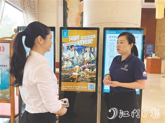 黄康怡（右）与酒店工作人员沟通中。