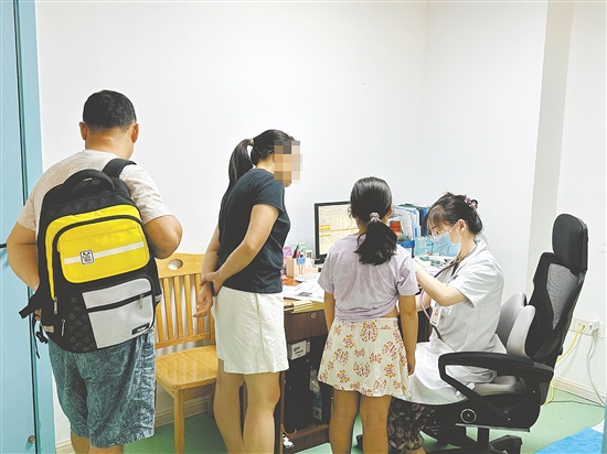 许多家长十分关心孩子的身高。 许多家长十分关心孩子的身高。