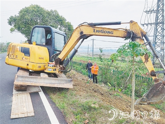 路政执法人员安全有序地开展清理工作，恢复路肩原状。