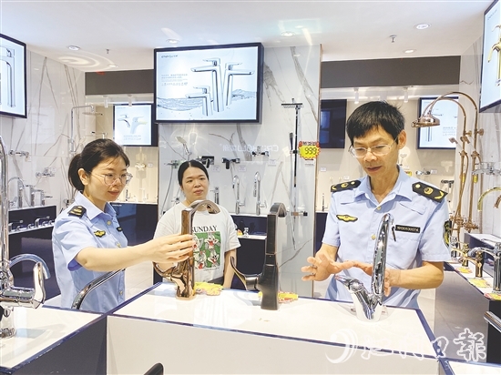 开平市市场监管局工作人员深入企业，宣讲知识产权保护政策法规。