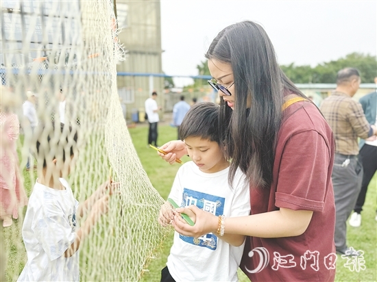 现场，不少小朋友参与其中，现场充满欢声笑语。
