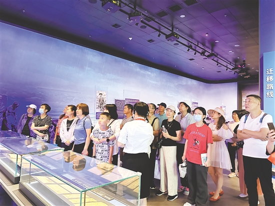 游客可以在中国侨都华侨华人博物馆感受江门籍华侨华人的奋斗历程。 游客可以在中国侨都华侨华人博物馆感受江门籍华侨华人的奋斗历程。