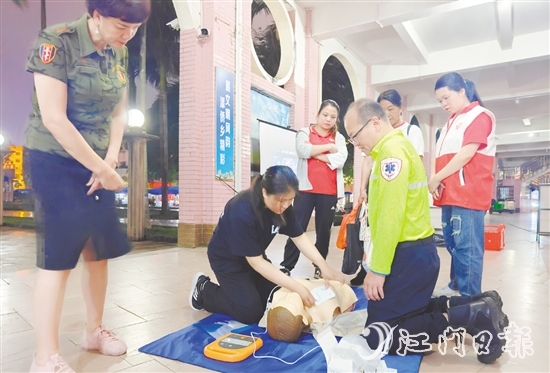 市民现场学习应急救护知识。 市民现场学习应急救护知识。