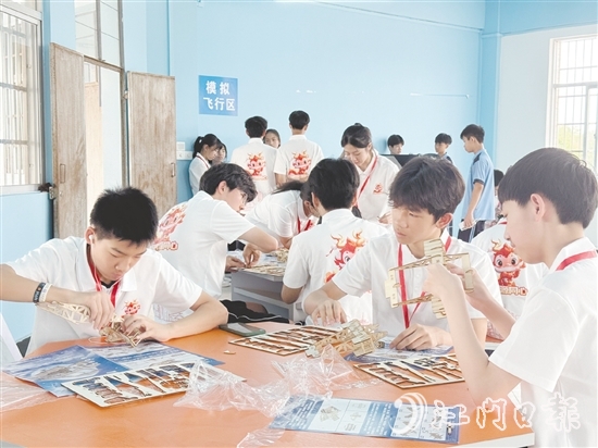 学生们拼装“冯如一号”模型。 学生们拼装“冯如一号”模型。