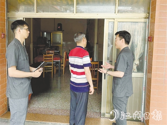 法官到李大爷家回访,发现损坏的房屋已经基本修复。 法官到李大爷家回访,发现损坏的房屋已经基本修复。