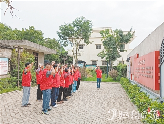 发展红色旅游是以敬村振兴乡村产业的重要抓手,该村充分挖掘利用本地红色资源,打造沉浸式研学体验。 发展红色旅游是以敬村振兴乡村产业的重要抓手,该村充分挖掘利用本地红色资源,打造沉浸式研学体验。