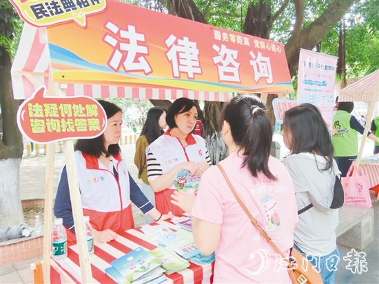 在法律援助摊位,司法系统党员志愿者耐心解答群众的法律咨询。 在法律援助摊位,司法系统党员志愿者耐心解答群众的法律咨询。