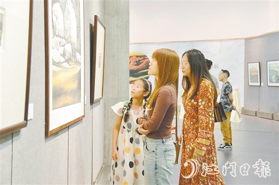 展览吸引了不少市民前来参观。 展览吸引了不少市民前来参观。