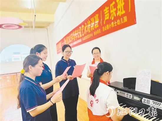 学员们在老师的指导下练习发声技巧。