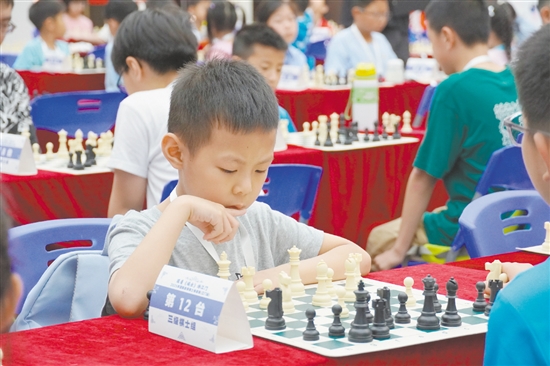 棋手们在棋盘上智力交锋。 棋手们在棋盘上智力交锋。