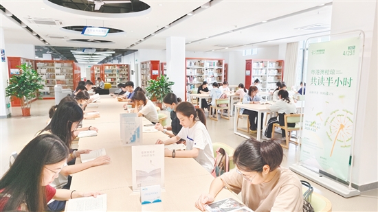 市图书馆开展共读活动。