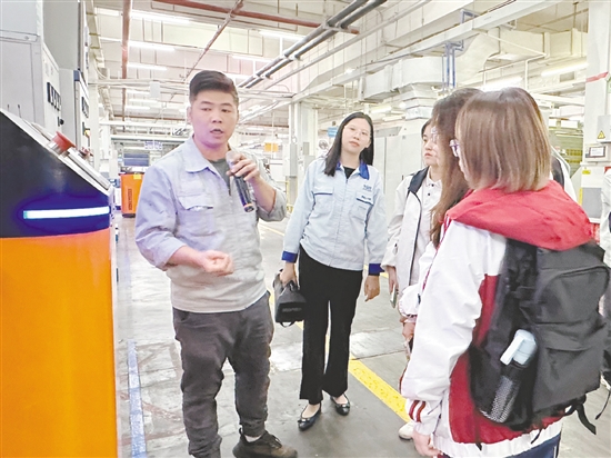 在雅图仕仓储物流环节，AGV智能叉车发挥重要作用。