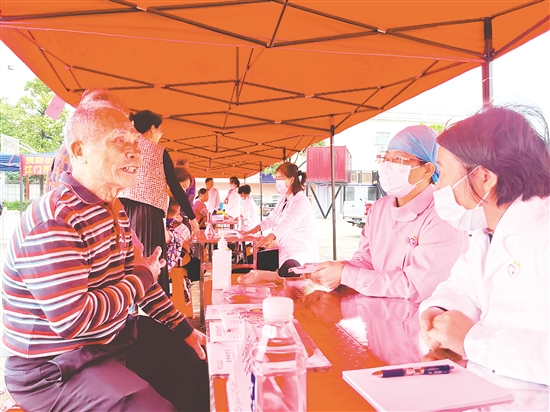 江门市妇幼保健院在双合镇开展大型义诊活动。