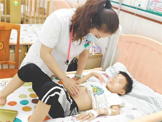 医生查看患儿情况。