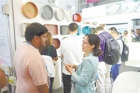 利多邦卫浴展位吸引不少客商前来咨询交流。 利多邦卫浴展位吸引不少客商前来咨询交流。