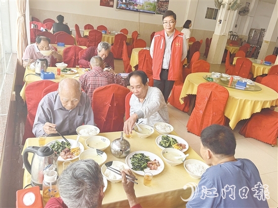 老人们一边吃饭，一边话家常。