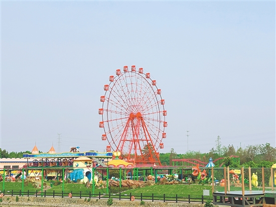 “五一”假期,江门长廊生态园是市民的好去处。 “五一”假期,江门长廊生态园是市民的好去处。