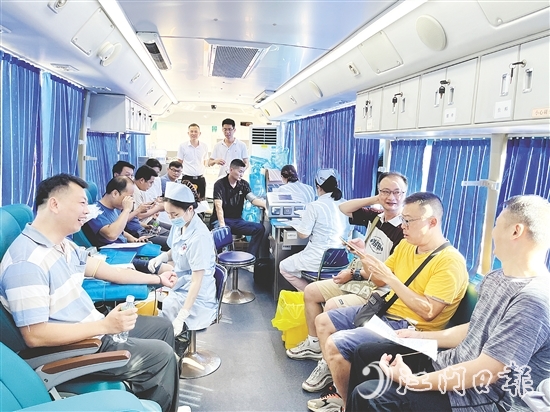 献血车上，总有江门青年的身影。