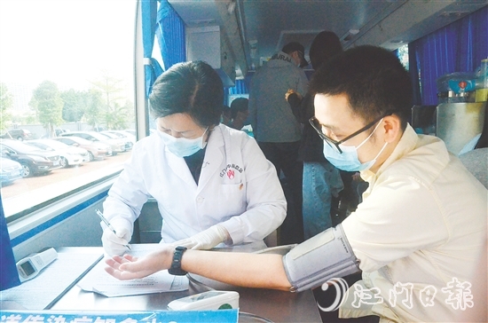 江门青年积极参与无偿献血。