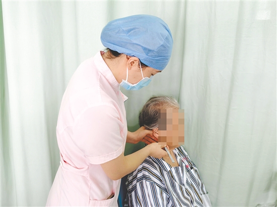 医护人员为患者进行中医外治疗法。