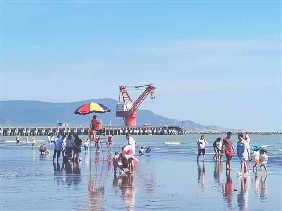 在台山钦头湾海浴场,游客尽情享受阳光、海浪与沙滩。 在台山钦头湾海浴场,游客尽情享受阳光、海浪与沙滩。