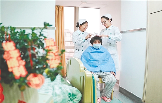 这是一双灵巧的手。“视病人如亲人”,江门市人民医院全科医学科护士化身理发师,手持剪刀与梳子,为留院过年患者修剪头发。一双巧手,一把剪刀,一把梳子,动作娴熟而轻柔,不仅打理出利落的发型,也带来了温暖的年味。 这是一双灵巧的手。“视病人如亲人”,江门市人民医院全科医学科护士化身理发师,手持剪刀与梳子,为留院过年患者修剪头发。一双巧手,一把剪刀,一把梳子,动作娴熟而轻柔,不仅打理出利落的发型,也带来了温暖的年味。