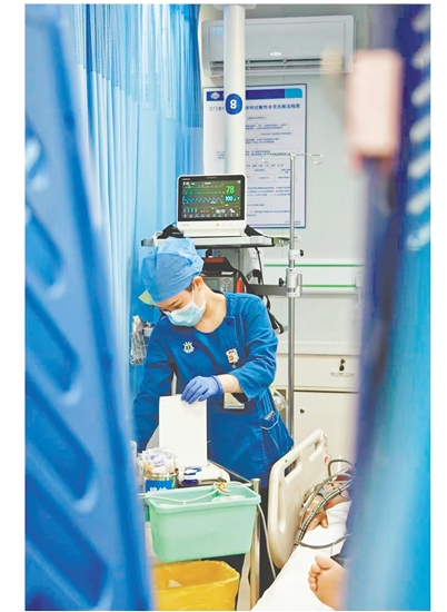 这是一双争分夺秒的手。急诊抢救室是与时间赛跑的“生命战场”,收治的都是急危重症患者,生死往往就在一瞬间。面对心梗病人,江门市中心医院急诊科护士谭秀娟正专心致志地为患者做心电图检查,用专业与仁心守护生命之光。 这是一双争分夺秒的手。急诊抢救室是与时间赛跑的“生命战场”,收治的都是急危重症患者,生死往往就在一瞬间。面对心梗病人,江门市中心医院急诊科护士谭秀娟正专心致志地为患者做心电图检查,用专业与仁心守护生命之光。