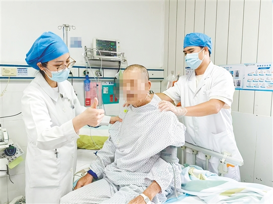 江门市中心医院护理团队为患者进行肺康复锻炼。