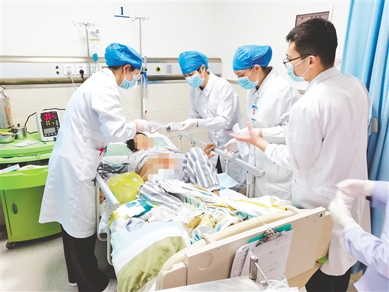 江门市中心医院护理团队为患者进行伤口负压治疗。