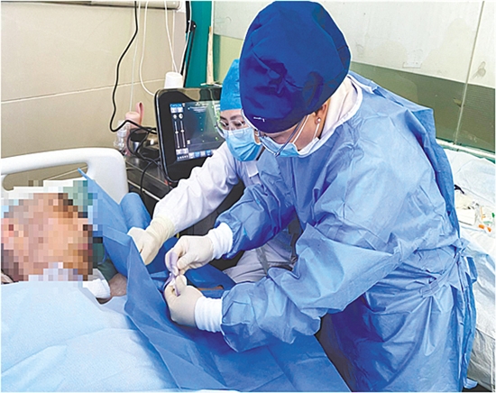 护理团队为患者行PICC置管术 护理团队为患者行PICC置管术