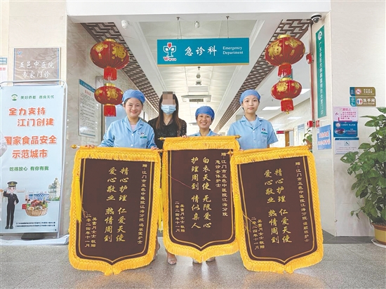 患者把三面锦旗赠送给护士们,以表达感激之情。 患者把三面锦旗赠送给护士们,以表达感激之情。