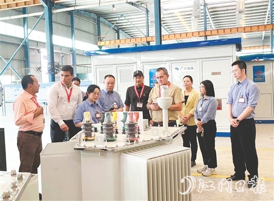 哥斯达黎加考察团走进海鸿电气,深入了解企业的生产工序。 哥斯达黎加考察团走进海鸿电气,深入了解企业的生产工序。