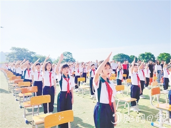 开平开展“国歌高声唱”行动,培育学生家国情怀。 开平开展“国歌高声唱”行动,培育学生家国情怀。