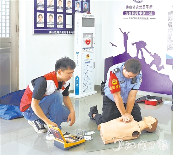 培训师讲解自动体外除颤仪（AED）使用方法时，参训人员利用人体模型和训练机反复练习。