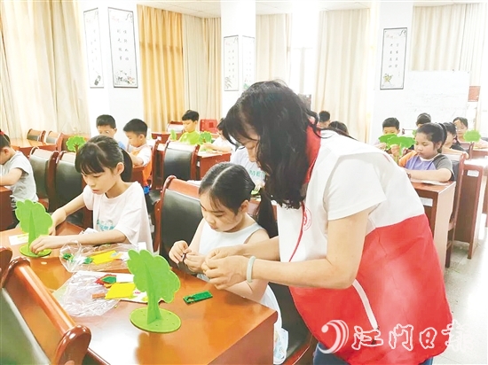 孩子们在志愿者的示范和指导下,精心制作“家庭树”。 孩子们在志愿者的示范和指导下,精心制作“家庭树”。