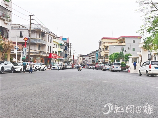 迎龙东路的改造极大地改善了当地群众的出行条件。 迎龙东路的改造极大地改善了当地群众的出行条件。
