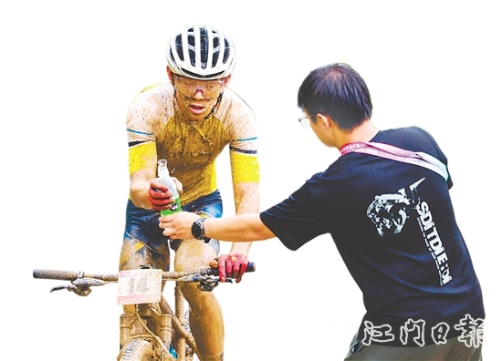 参赛选手在比赛中途补充水分。