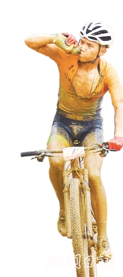 测试赛中，高难度赛道让选手成了“小泥人”。