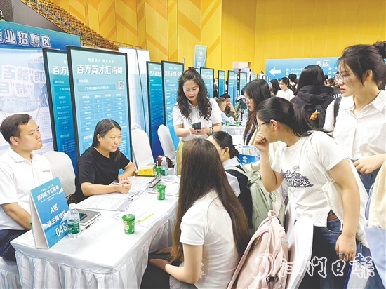 恩平市人社局组织企业进高校招聘人才。