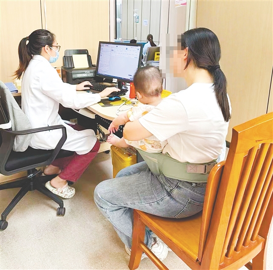 医生为水痘患儿看诊。 医生为水痘患儿看诊。