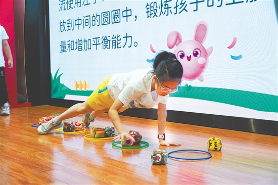 学生在体验趣味体态训练。 学生在体验趣味体态训练。