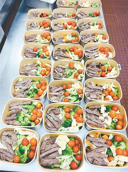 减脂餐荤素搭配,色香味俱全。 减脂餐荤素搭配,色香味俱全。