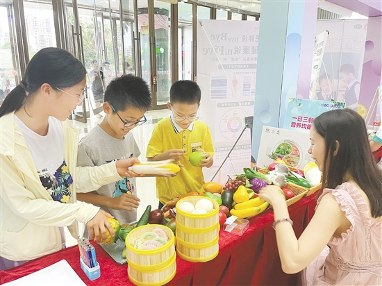 孩子们在趣味互动中学习营养知识。 孩子们在趣味互动中学习营养知识。