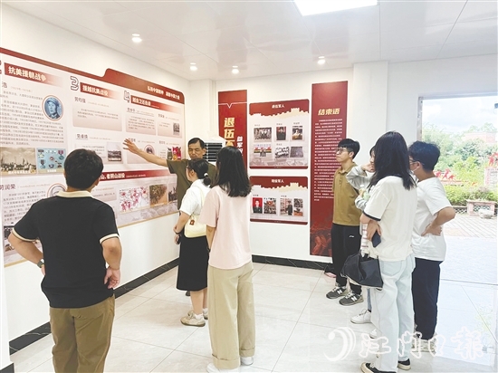 青年了解当年知青到下丽村与村民同吃同住同劳动的岁月。 青年了解当年知青到下丽村与村民同吃同住同劳动的岁月。